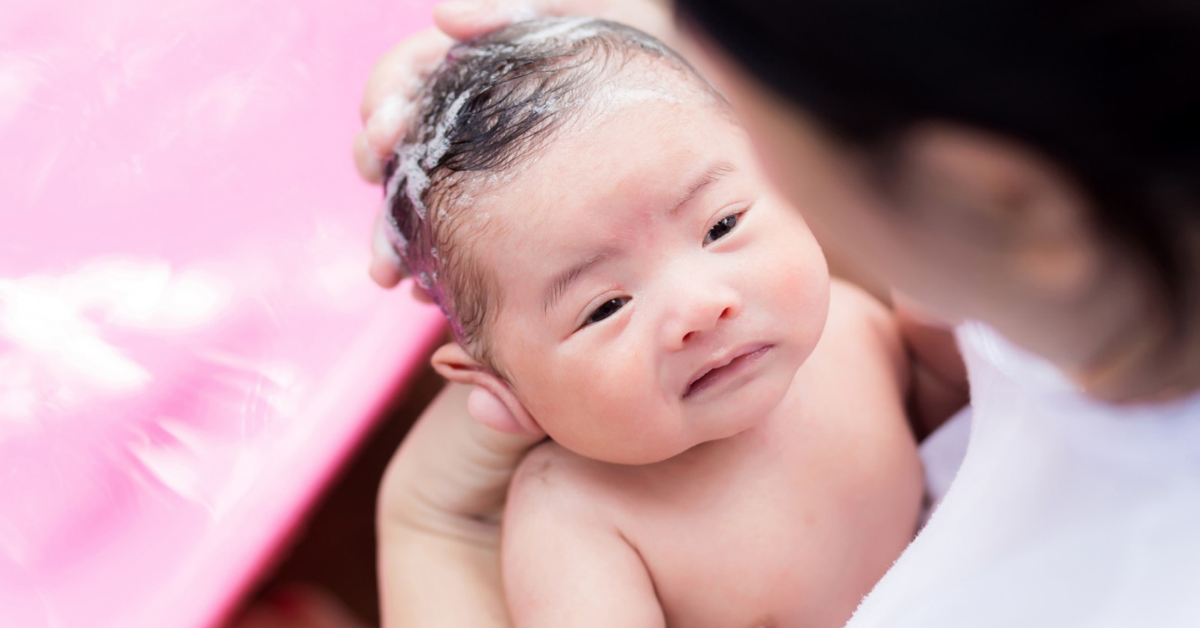 Bebi se šamponira kosa